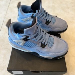 Boy’s Jordan 4 Retro University Blue Size 3